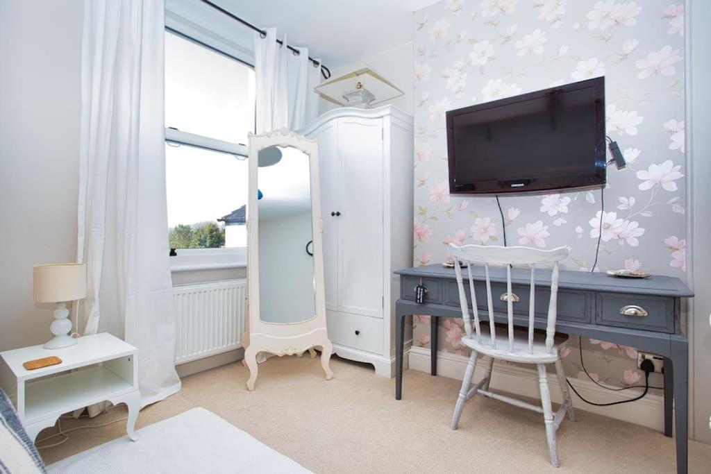 Restful And Cosy 4 Bed Home Minutes From The Beach Sandgate Eksteriør bilde